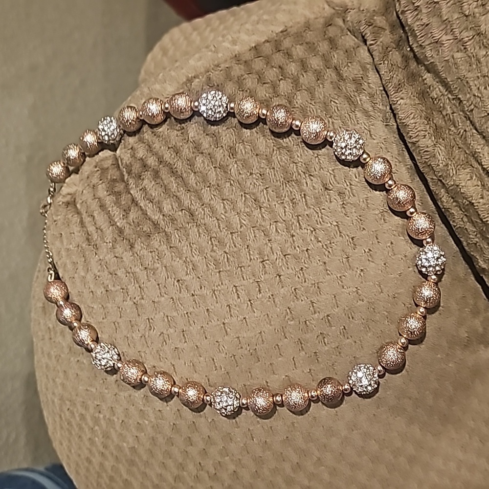 Selling a necklace